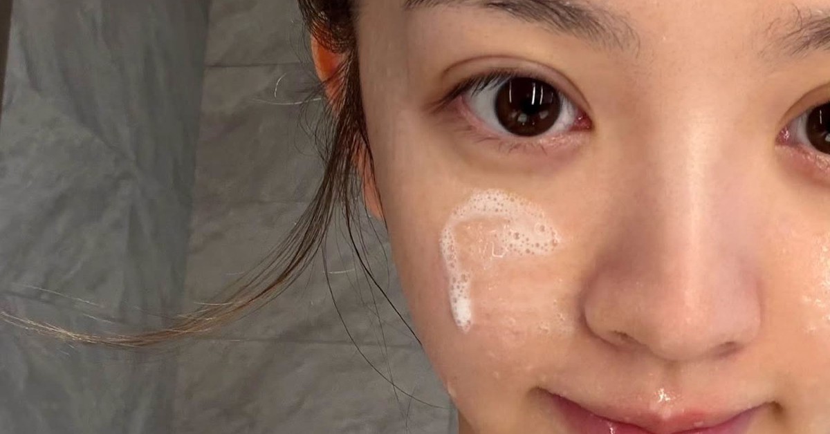 Điền Hi Vi chụp ảnh cận mặt sau khi vừa rửa mặt