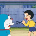 Doraemon đứng cạnh những bảo bối trong chiếc túi thần kỳ