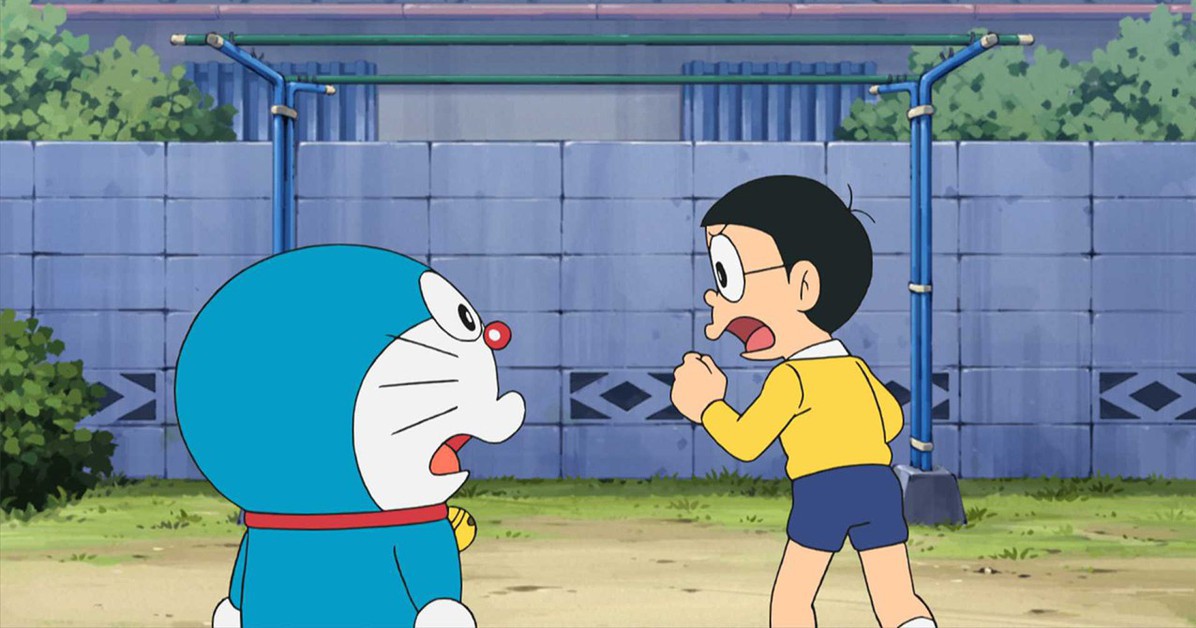 Doraemon đứng cạnh những bảo bối trong chiếc túi thần kỳ