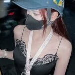 Cô gái tạo dáng trên đường phố trong không khí ăn mừng về đêm