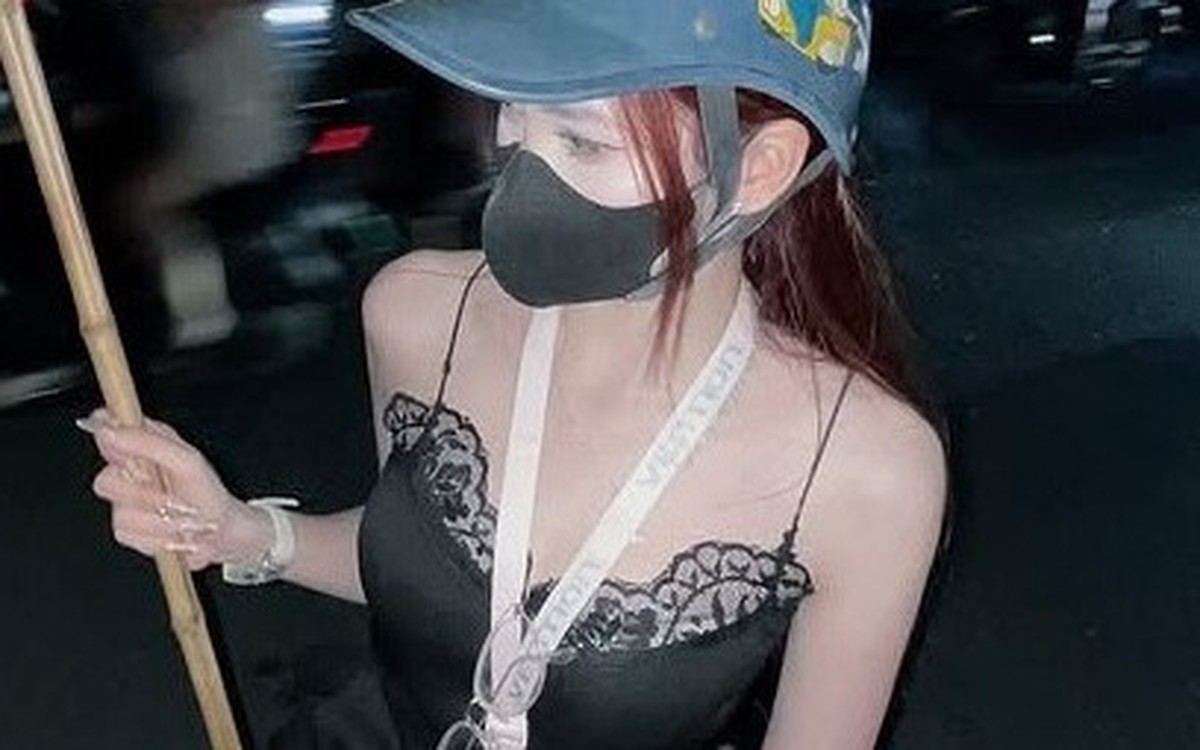 Cô gái tạo dáng trên đường phố trong không khí ăn mừng về đêm