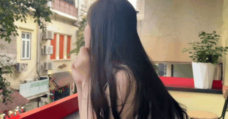 Nguyễn Thị Trinh trong tạo hình nữ sinh của phim Mùa Hè Năm Ấy