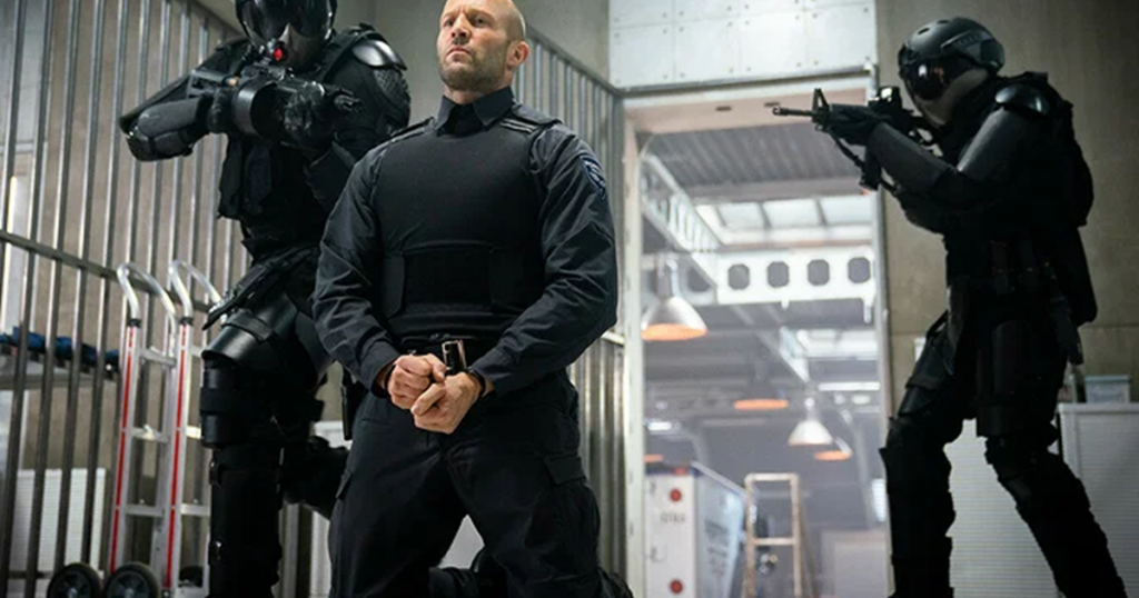 Jason Statham trong hình ảnh đặc trưng của một nhân vật hành động lạnh lùng