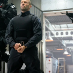 Jason Statham trong hình ảnh đặc trưng của một nhân vật hành động lạnh lùng