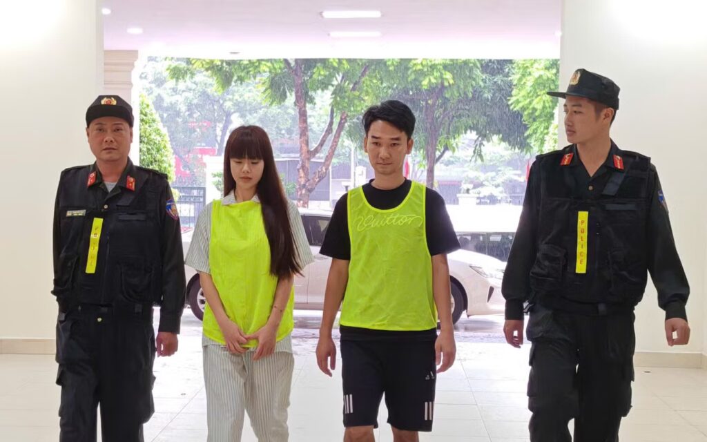 “Cô giáo Hương” đứng cùng Phú Lê và Huấn Hoa Hồng trong một clip