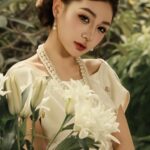 Trần Hà Linh diện đầm trắng kem trong bộ ảnh phong cách cổ điển