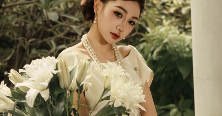 Trần Hà Linh diện đầm trắng kem trong bộ ảnh phong cách cổ điển