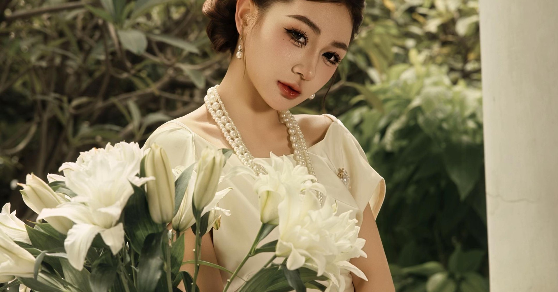 Trần Hà Linh diện đầm trắng kem trong bộ ảnh phong cách cổ điển