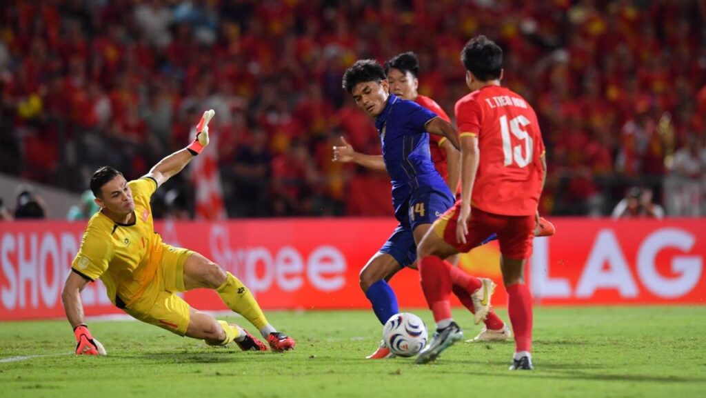 Pinhathai mặc áo dài trong chuyến thăm Việt Nam