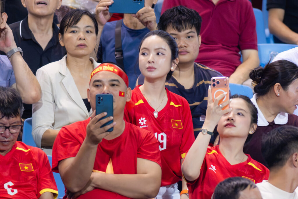 Chu Thanh Huyền ngồi cùng gia đình Văn Hậu trên khán đài