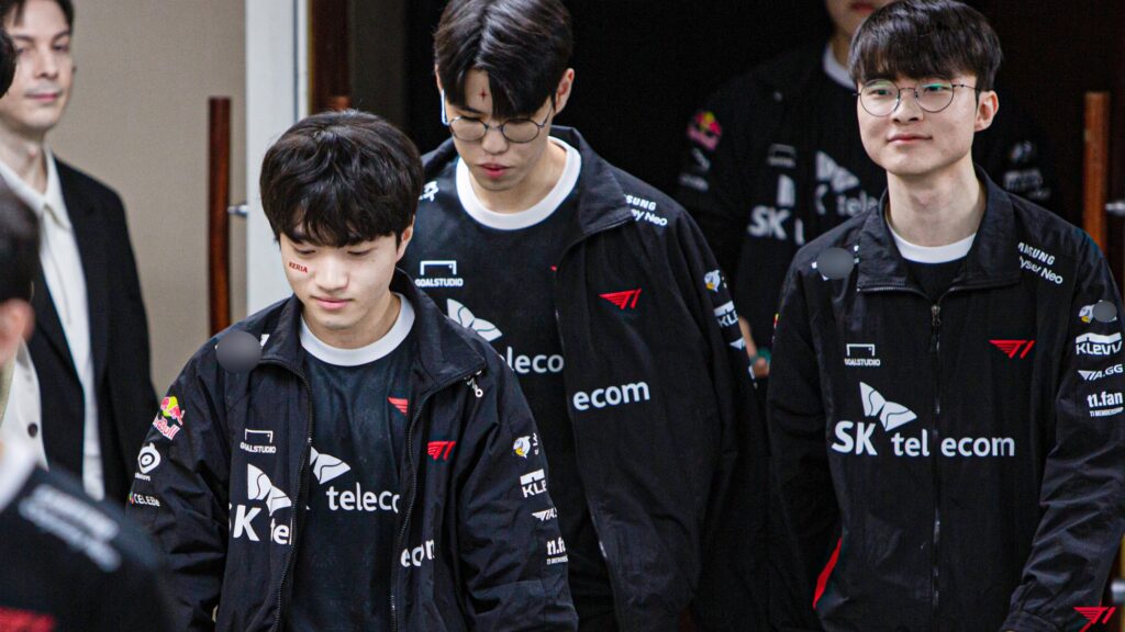 Tuyển thủ T1 thi đấu trên sân khấu esports