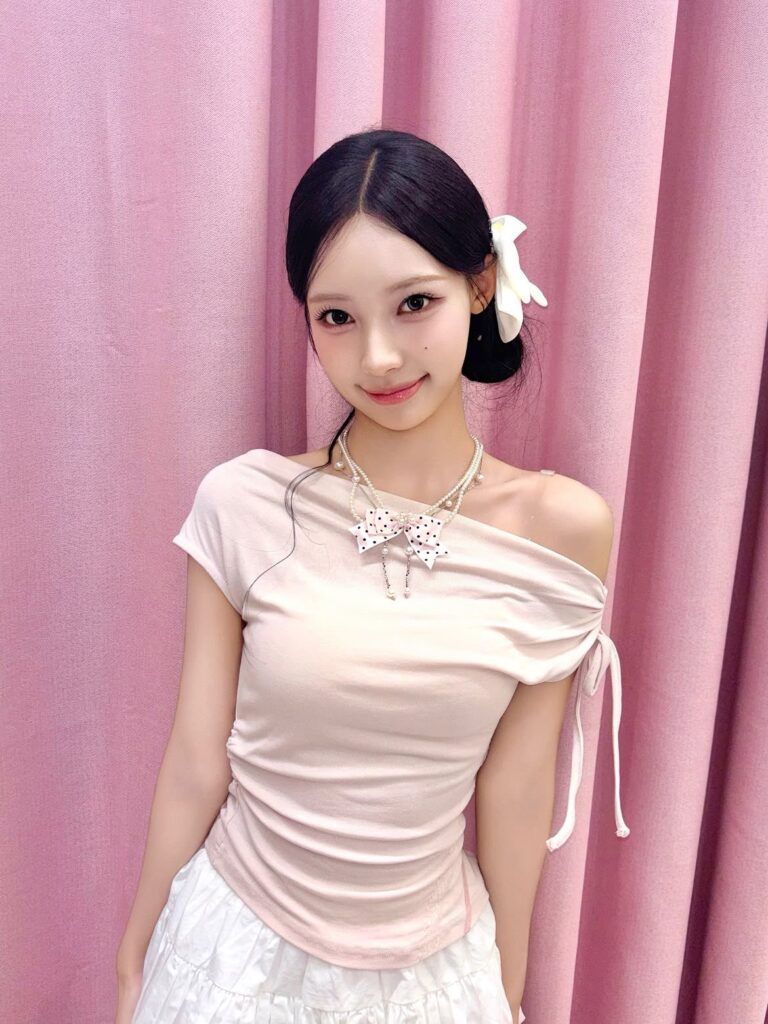 Chiếc kéo được đưa lên để cắt ngang gói thẻ Pokémon