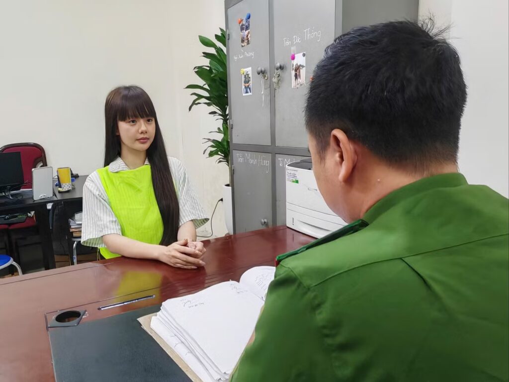 Nguyễn Thị Hương xuất hiện cùng Phú Lê trong một video quảng cáo
