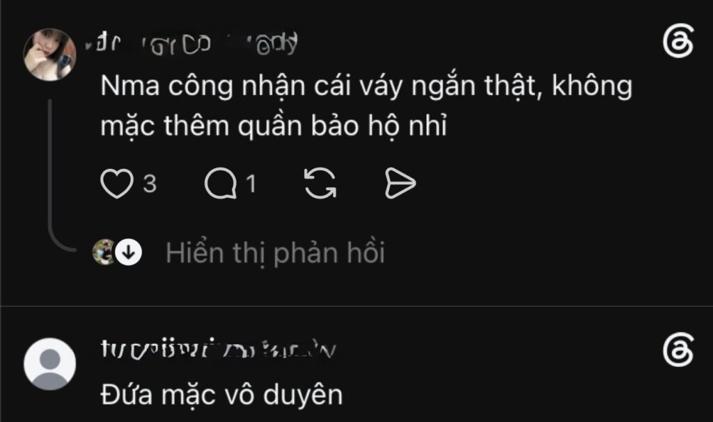 Khách hàng đứng trong không gian nội thất có nhiều bề mặt phản chiếu