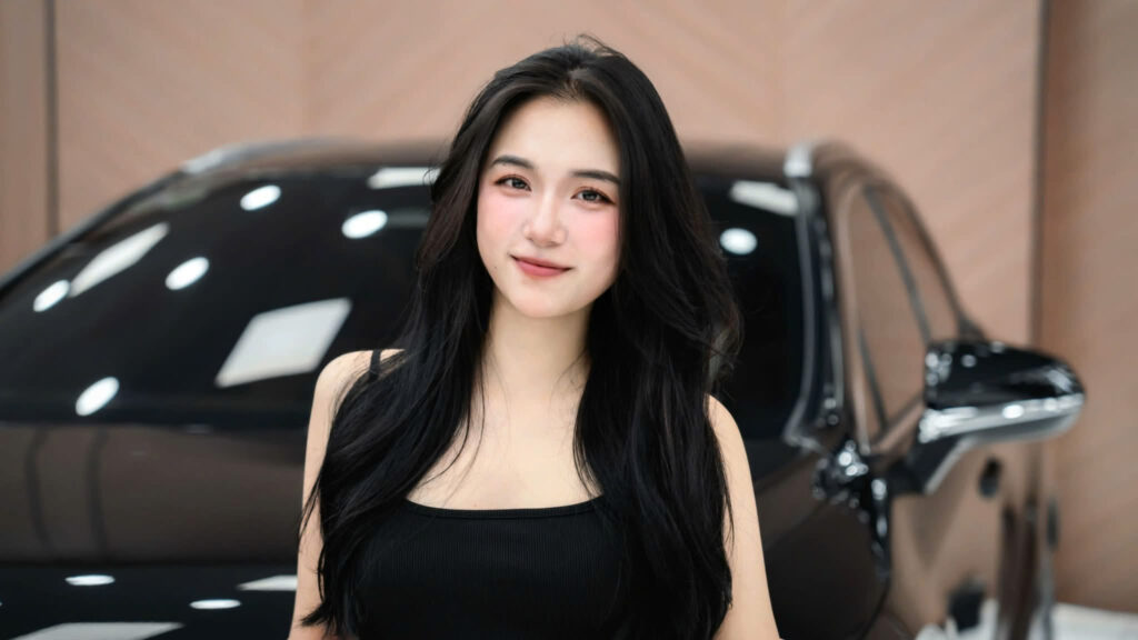 Vùng đầu gối của Thủy Lê có vết thâm và băng gạc