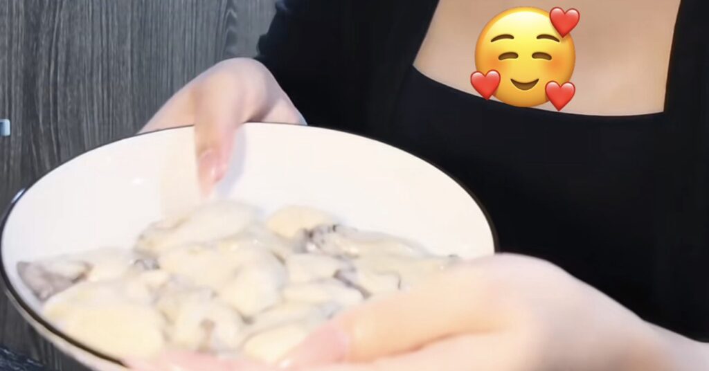 Cô gái TikTok mỉm cười trong không gian bếp