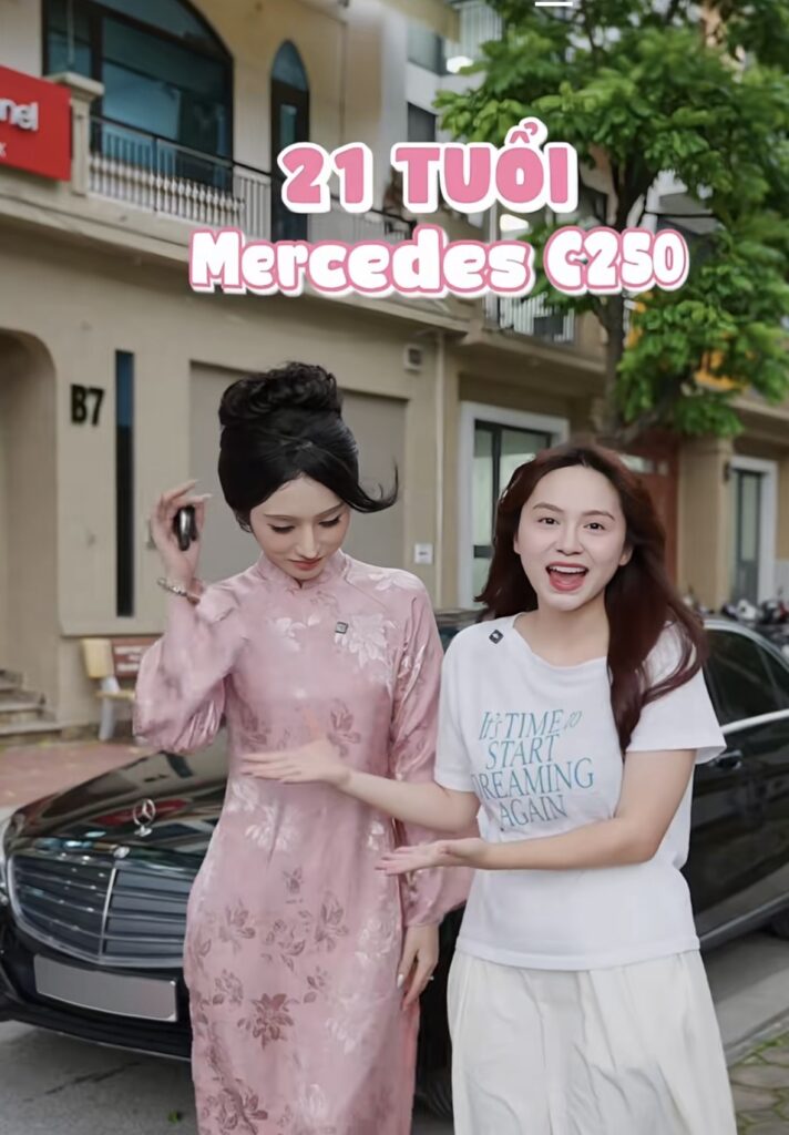 Hoài Thu ngồi tại vị trí lái của chiếc Mercedes