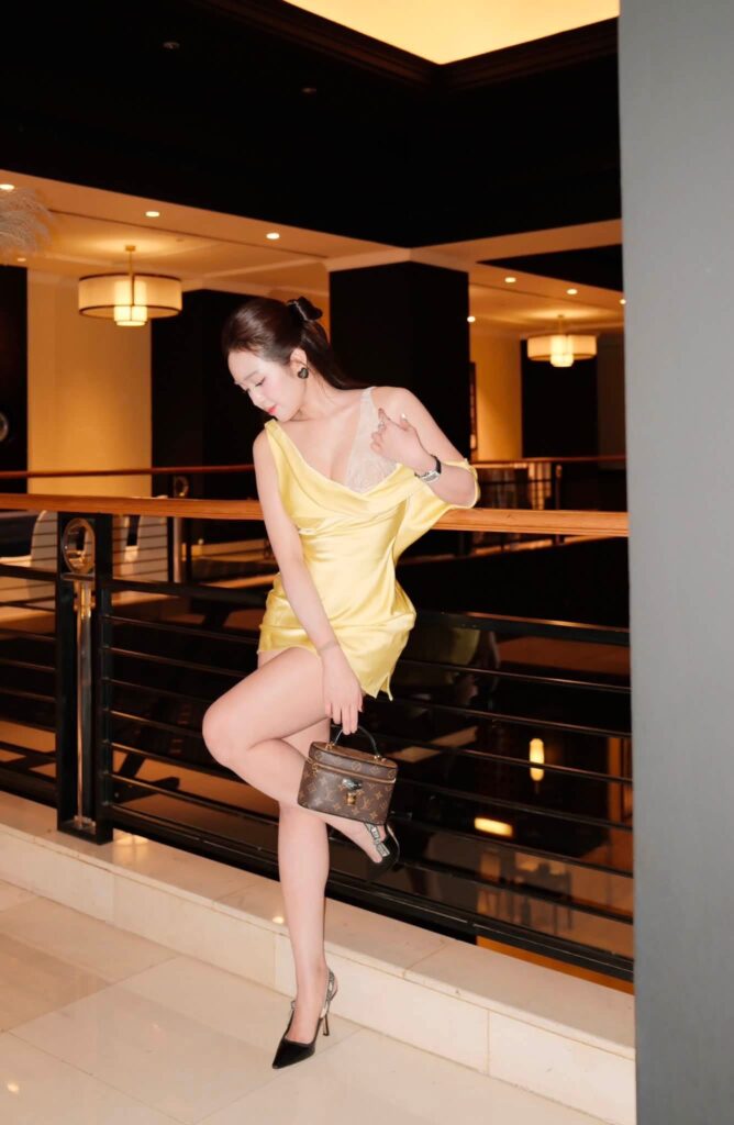 Lê Phương Anh ngồi bên bàn ăn Omakase trong bộ ảnh trước đó