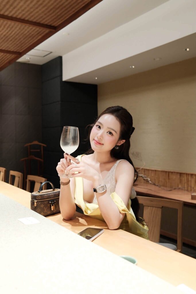 Lê Phương Anh tạo dáng tại hành lang khách sạn