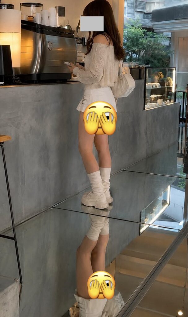 Khu vực sàn gương nằm gần quầy order của quán