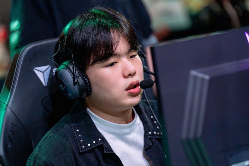 Các tuyển thủ LCK chuẩn bị bước vào giai đoạn playoffs