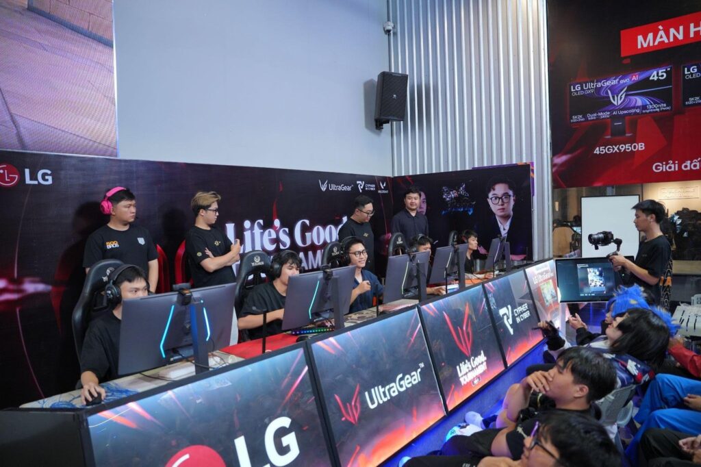 Khách tham quan trải nghiệm thiết bị gaming UltraGear