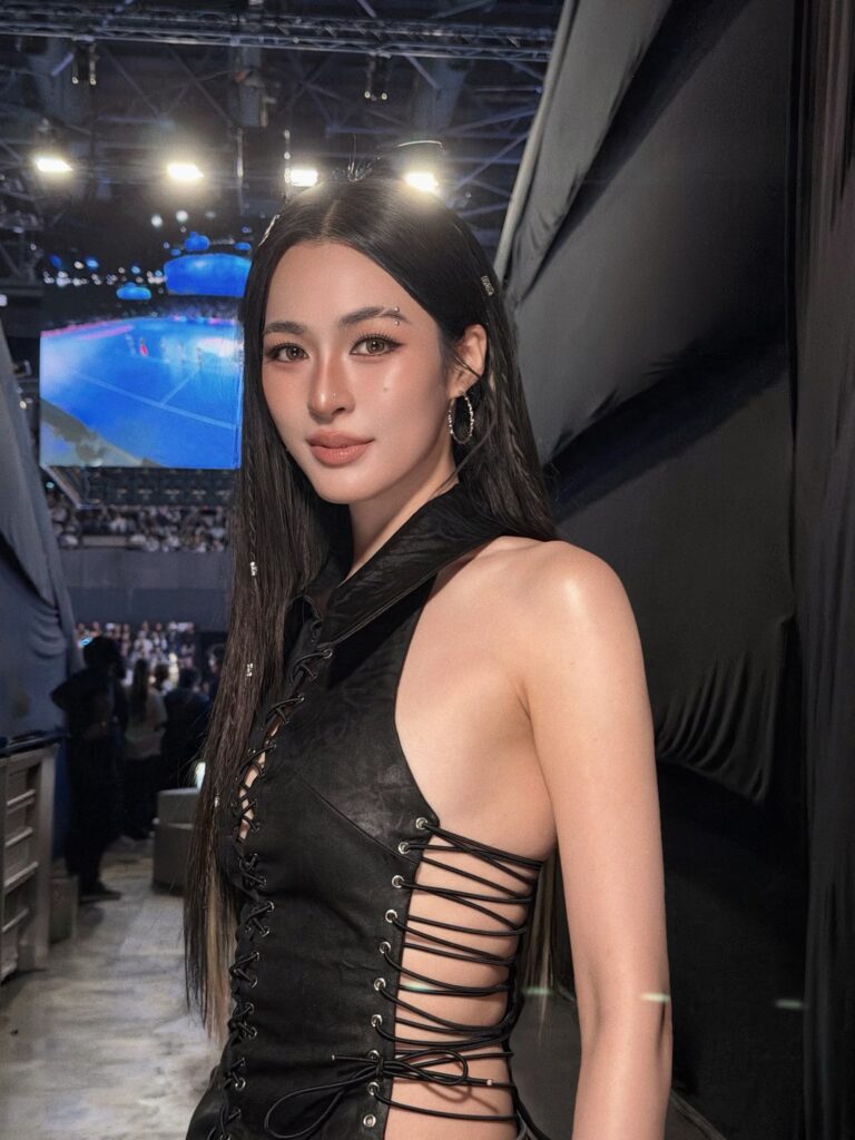 Người hâm mộ xếp hàng tại pop-up store của Lingling Kwong ở Siam Paragon