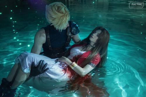 Cận cảnh tạo hình Cloud và Aerith trong bộ ảnh cosplay