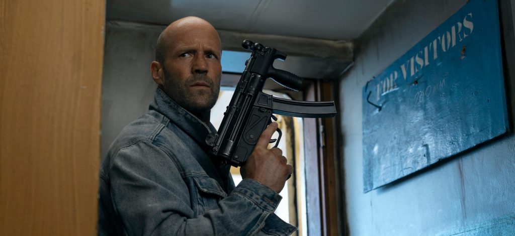Nhân vật của Jason Statham âm thầm truy tìm mục tiêu trong Wrath of Man