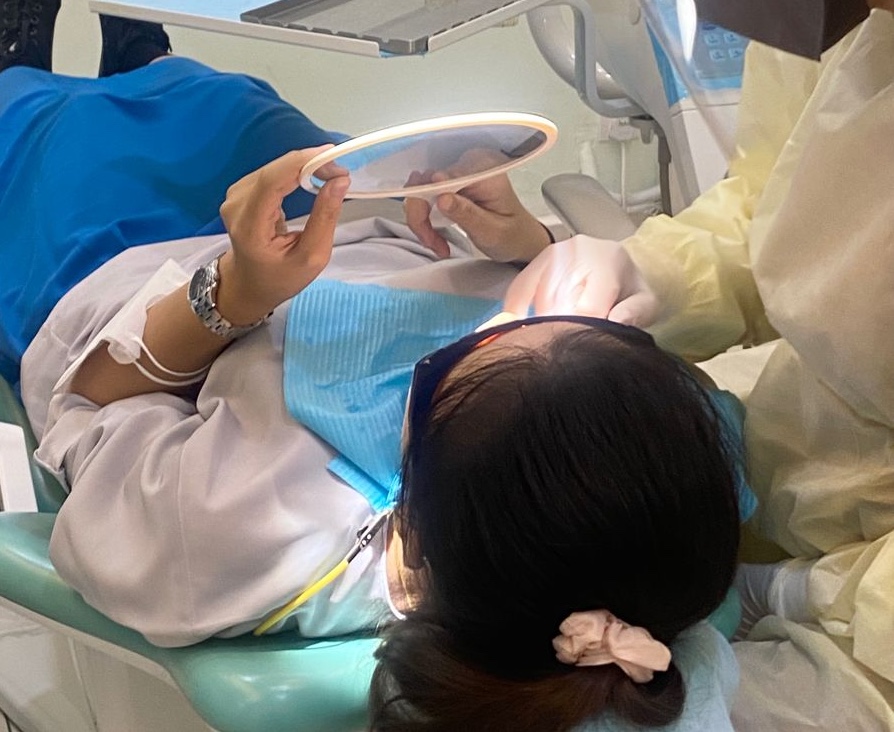 Bác sĩ tư vấn cho bệnh nhân về kết quả xét nghiệm