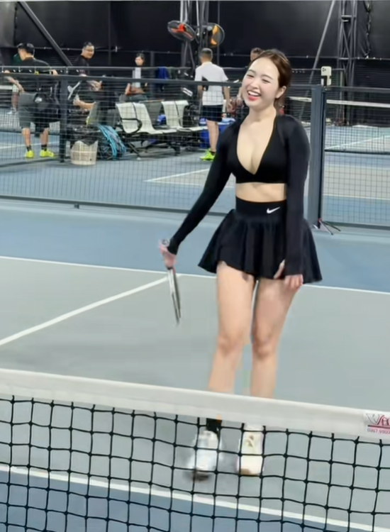 Lê Phương Anh tập luyện cùng vợt Pickleball