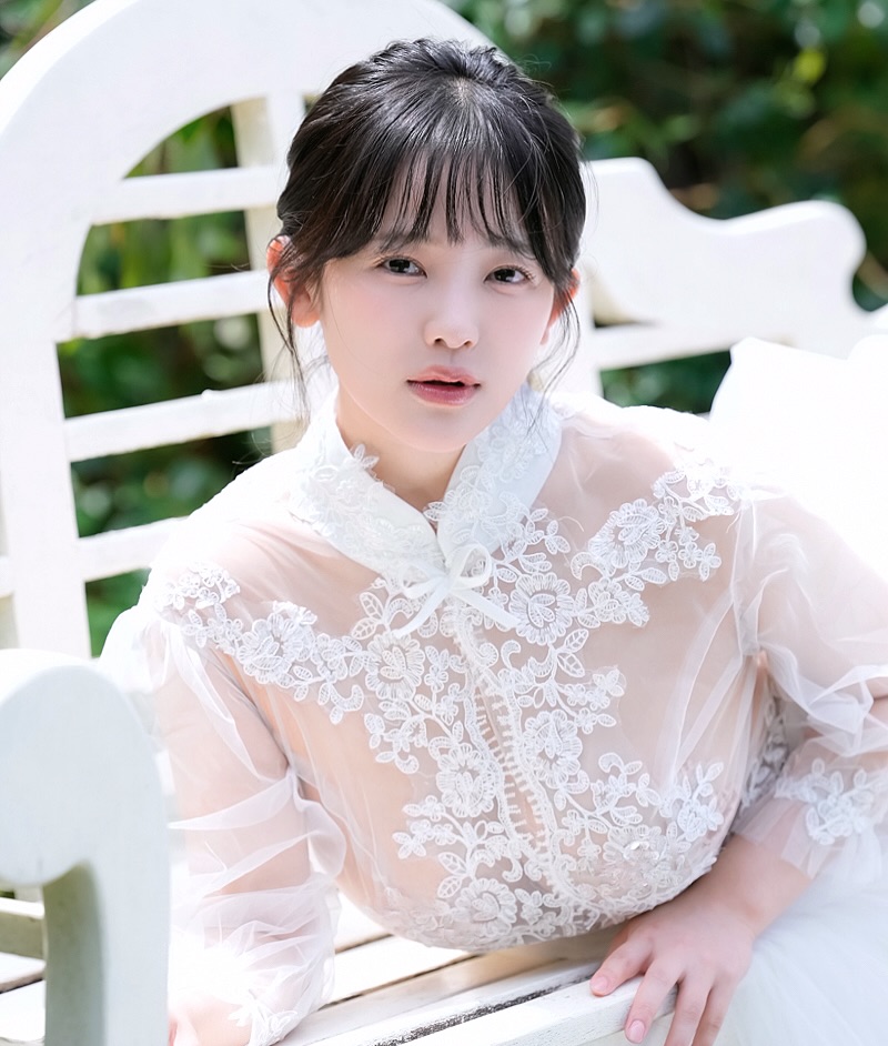 Hình ảnh Jun Amaki với vóc dáng nhỏ nhắn nổi bật