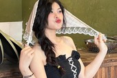 Khánh Huyền khoe đôi chân dài khi diện váy ngắn họa tiết hoa