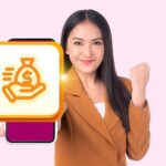 Người dùng cầm điện thoại trong bối cảnh tìm hiểu tín dụng tiêu dùng