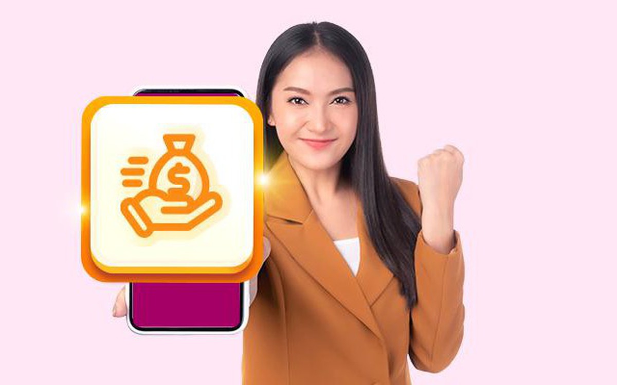 Người dùng cầm điện thoại trong bối cảnh tìm hiểu tín dụng tiêu dùng