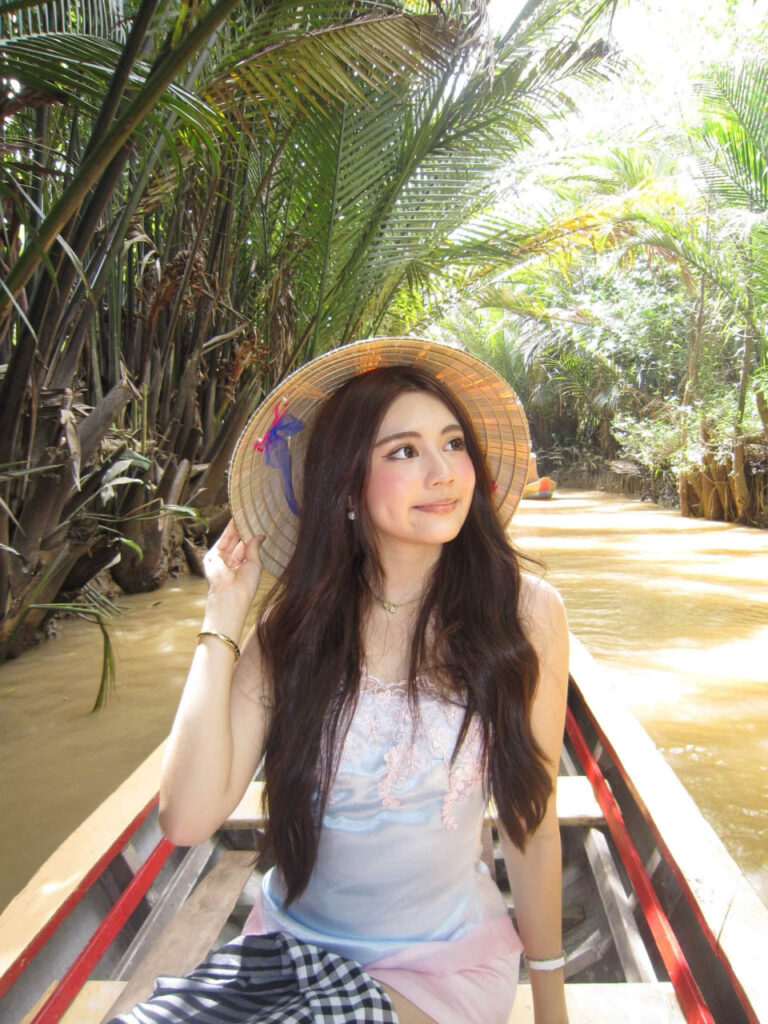 Hạt Dẻ diện trang phục tông pastel trong chuyến đi