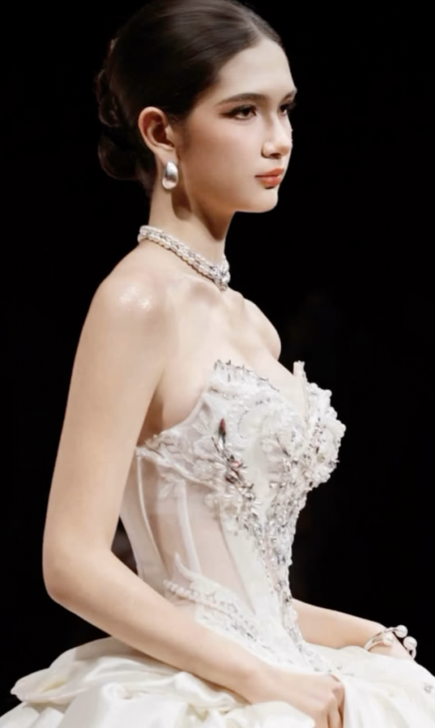 Đặng Thanh Giang tạo dáng ở hậu trường sự kiện