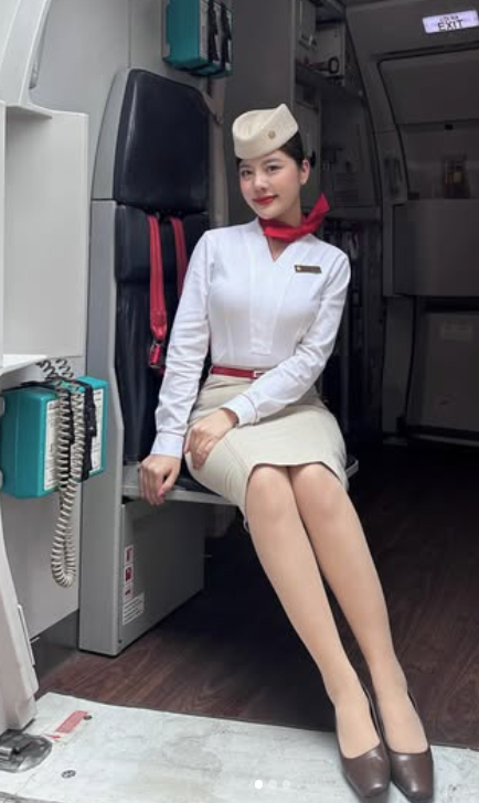 Nữ tiếp viên Gen Z tạo dáng với trang phục dạo phố trẻ trung