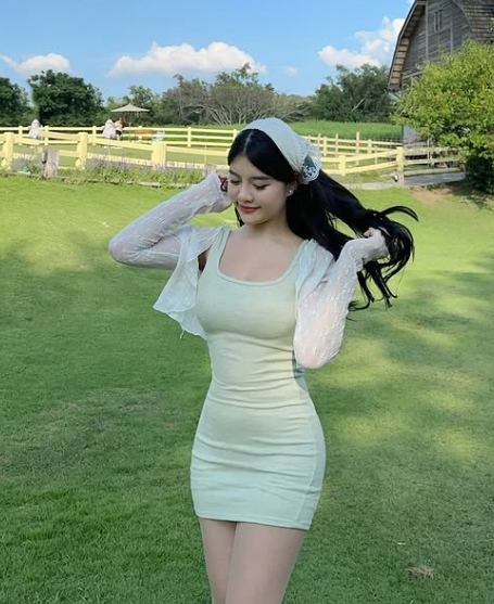 Mai Anh trong bộ trang phục nghỉ dưỡng bên bối cảnh biển