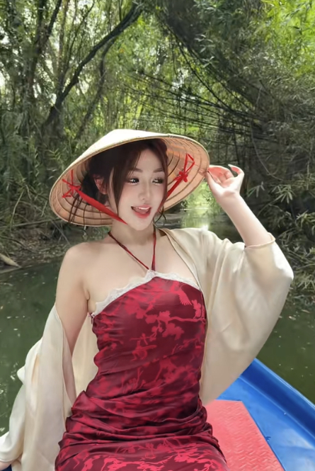 Trần Hà Linh đón gió trong khung cảnh miền Tây