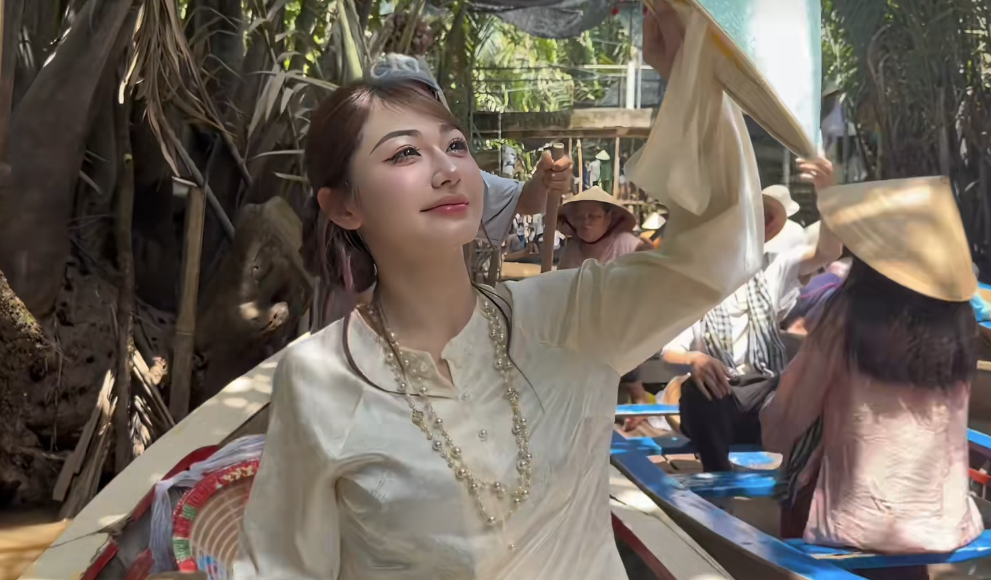 Trần Hà Linh trong phong cách thời trang đời thường
