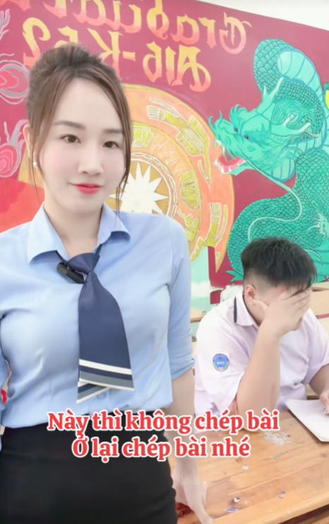 Cô giáo Duyên xuất hiện với trang phục thanh lịch