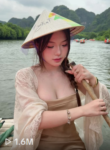 Lanh Xinh Yêu đội nón lá trong khung cảnh thiên nhiên