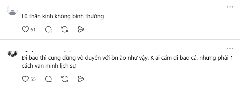 Nhóm người trẻ tham gia màn ăn mừng sau chiến thắng của đội tuyển