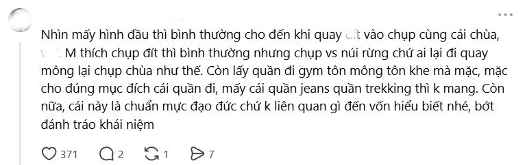 Khung cảnh có công trình phía xa sau nhân vật trong bộ ảnh