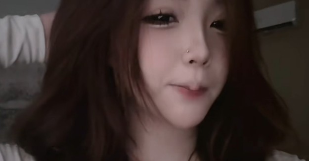 Nữ TikToker Em Hân 2k10 xuất hiện trong video livestream