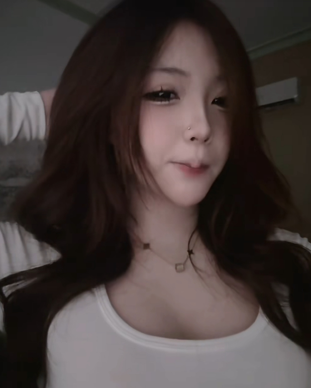 Bó hương đang cháy xuất hiện trong thử thách trên livestream