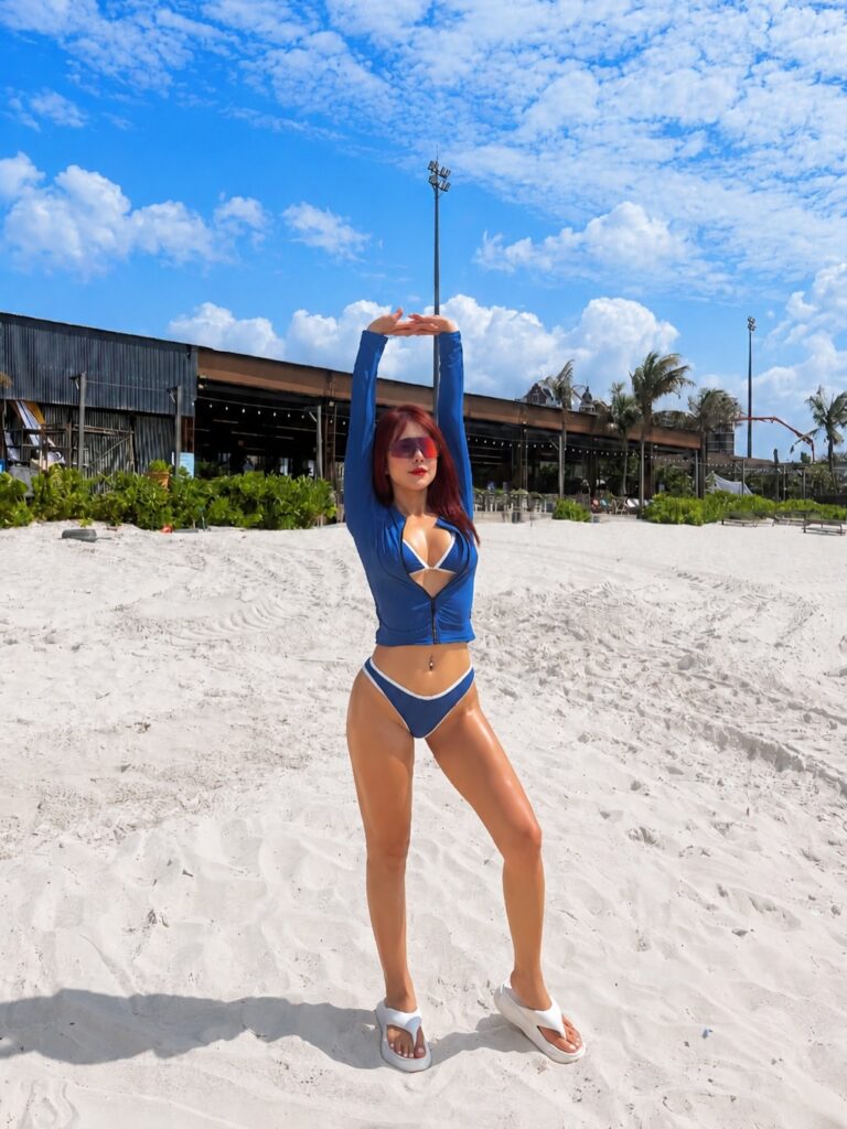 Diệp Lâm Anh tạo dáng trong trang phục đi biển rực rỡ