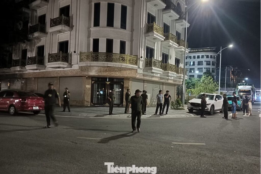 Người dân tập trung theo dõi trước nhà Hải Sapa