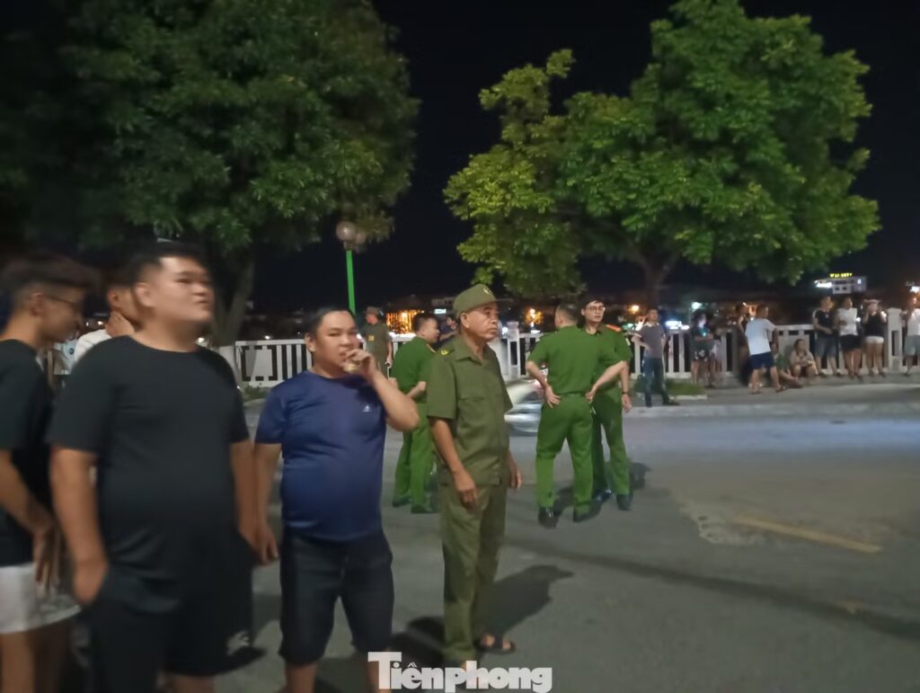 Công an và kiểm sát viên được ghi nhận tại địa điểm làm việc